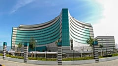 Foto de ARCHIVO tomada con un objetivo súper gran angular del hospital Jaber de la ciudad de Kuwait, al que los trabajadores migrantes no pueden acudir, 25 de enero de 2017.