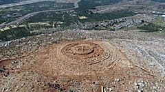 Die Ruinen eines 4.000 Jahre alten Gebäudes, das auf der Insel Kreta entdeckt wurde, sind von oben zu sehen.