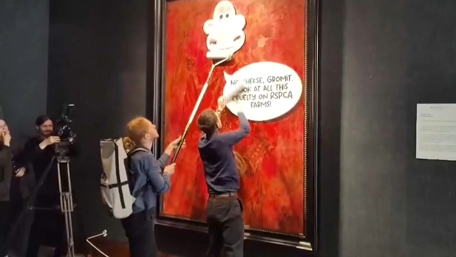 Tierschützer haben am Dienstag in einer Londoner Kunstgalerie ein Porträt von König Charles III. mit einem Karikaturbild überklebt. 
