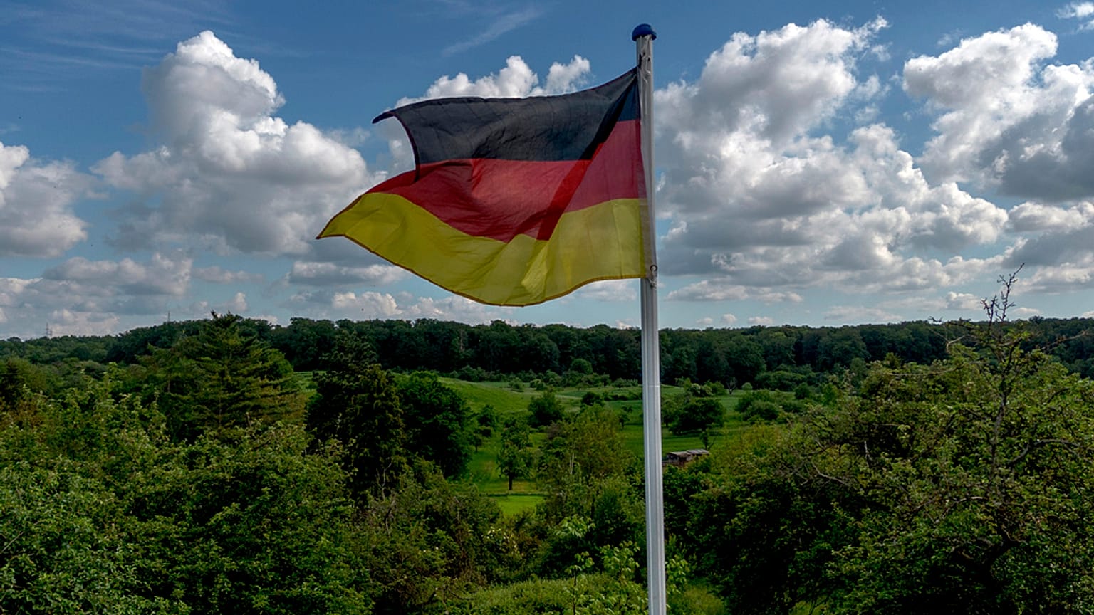 Una bandera nacional alemana ondea en un campo a las afueras de Fráncfort, Alemania, el miércoles 22 de mayo de 2024. (AP Photo/Michael Probst)