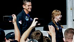 DOSYA - Jared Isaacman, solda ve Hayley Arceneaux, Cape Canaveral, Florida'daki Kennedy Uzay Merkezi'nde bir SpaceX Falcon 9 ile fırlatma için 39A fırlatma rampasına gitmeye hazırlanıyor.