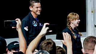 DOSYA - Jared Isaacman, solda ve Hayley Arceneaux, Cape Canaveral, Florida'daki Kennedy Uzay Merkezi'nde bir SpaceX Falcon 9 ile fırlatma için 39A fırlatma rampasına gitmeye hazırlanıyor.