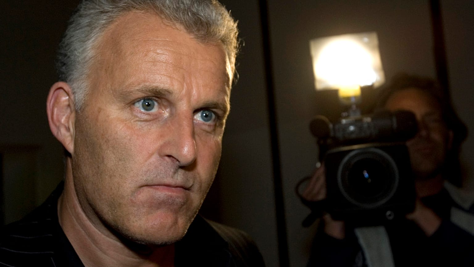  O repórter criminal holandês Peter R. de Vries observa antes de participar num programa de televisão em direto em Amesterdão, Holanda, a 31 de janeiro de 2008.