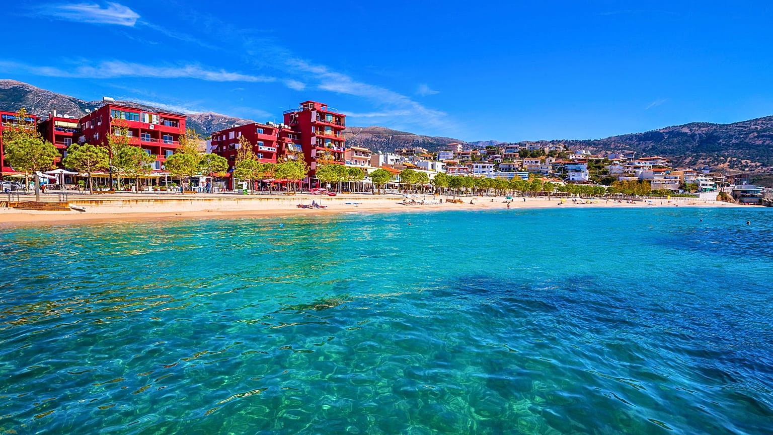 Un salotto sulla spiaggia di Valona, in Albania.