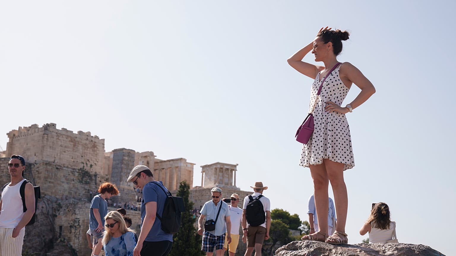 Τουρίστες στην περιοχή της Ακρόπολης