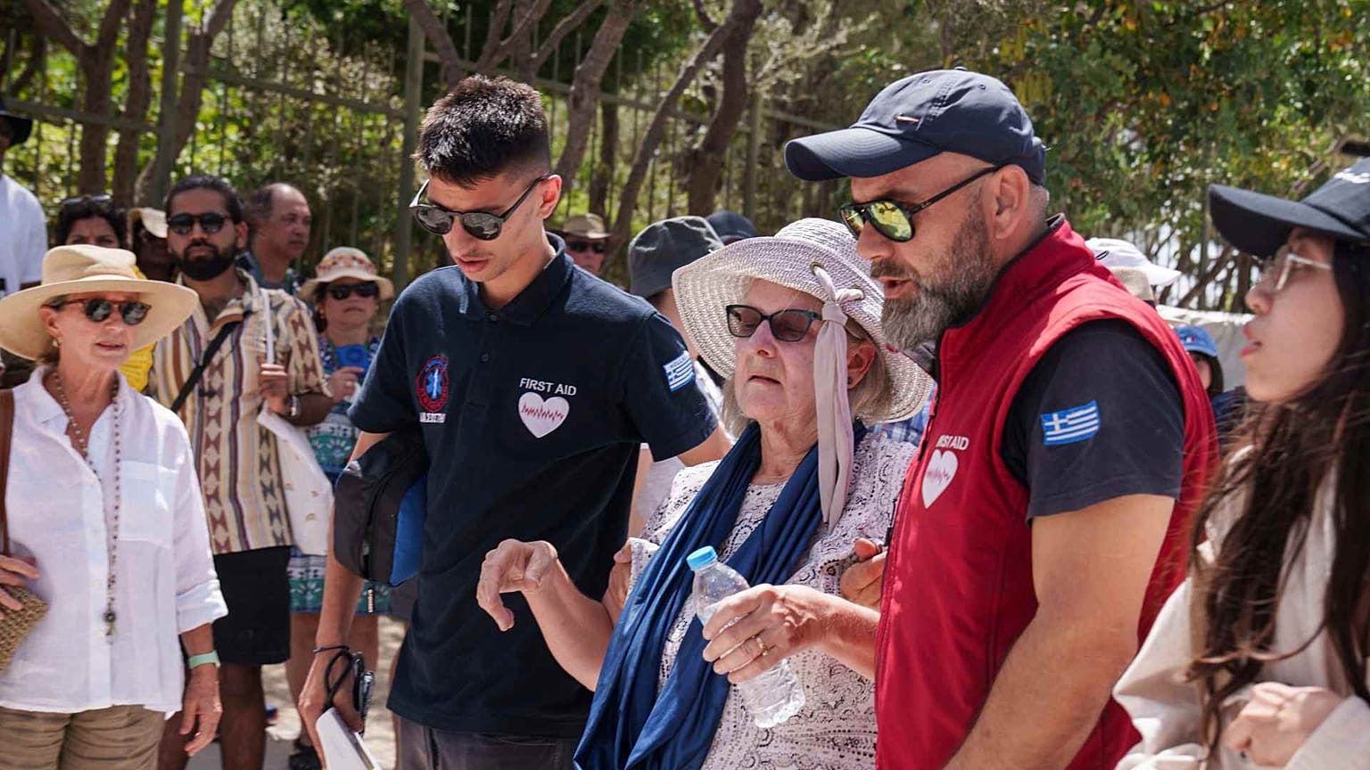 Um turista é transportado por pessoal de primeiros socorros do antigo local da Acrópole, no centro de Atenas, quarta-feira, 12 de junho de 2024.