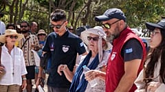 Eine Akropolis-Touristin wird von Sanitätern versorgt, Mittwoch, 12. Juni 2024.