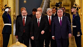 Ermenistan Başbakanı Nikol Paşinyan, Rusya Devlet Başkanı Vladimir Putin ile Moskova'daki KGAÖ toplantısında, 16 Mayıs 2022