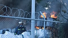 Πυροσβέστης επιχειρεί στην κατάσβεση της πυρκαγιάς σε εργοστάσιο στην Κάτω Κηφισιά