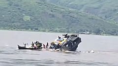  قارب يغرق في نهر الكونغو خارج كينشاسا، جمهورية الكونغو الديمقراطية، يوم الاثنين 12 فبراير 2024.