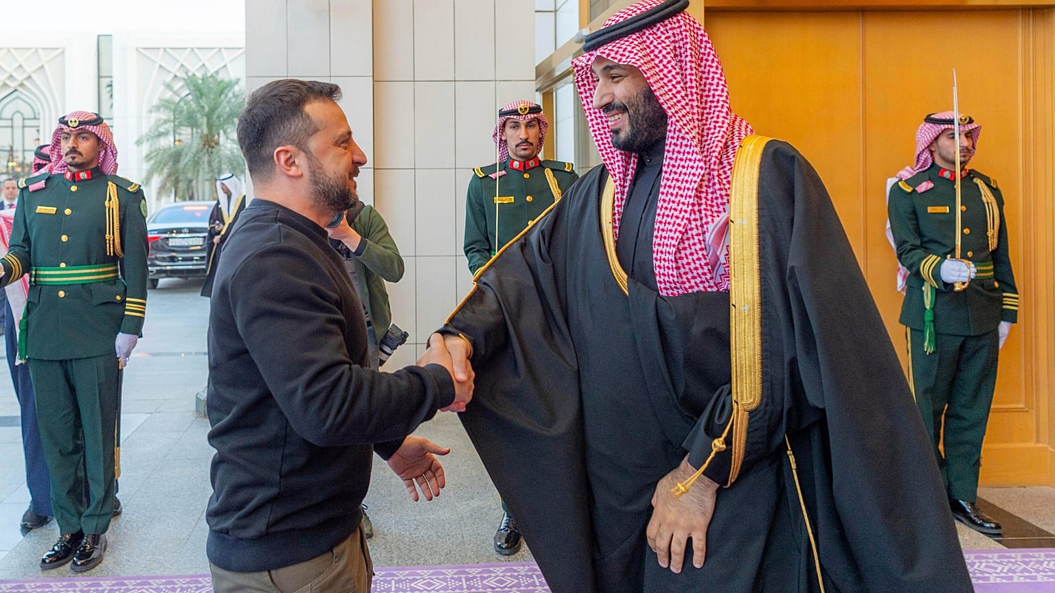 الرئيس الأوكراني فولوديمير زيلينسكي، مع ولي العهد السعودي الأمير محمد بن سلمان في الرياض، المملكة العربية السعودية، الثلاثاء، 27 فبراير 2024.