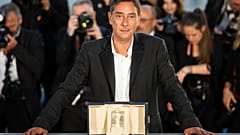 Miguel Gomes con el premio en Cannes.