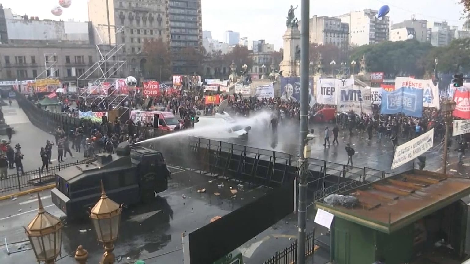 Vízágyúval lövik a tüntetőket az argentin rendőrök