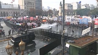 Vízágyúval lövik a tüntetőket az argentin rendőrök