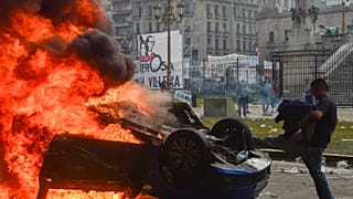 Антиправительственные протесты у здания Конгресса в Буэнос-Айресе, где законодатели обсуждают законопроект о президентской реформе, 12 июня 2024 г.