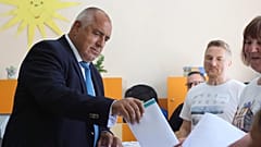 Der ehemalige bulgarische Ministerpräsident Bojko Borissow gibt seine Stimme in einem Wahllokal in Bankya ab, Sonntag, 9. Juni 2024.