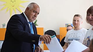 Der ehemalige bulgarische Ministerpräsident Bojko Borissow gibt seine Stimme in einem Wahllokal in Bankya ab, Sonntag, 9. Juni 2024.