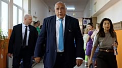 L'ex primo ministro bulgaro e leader del partito vincitore alle elezioni, Boyko Borissov, in un seggio a Bankya (9 giugno 2024)