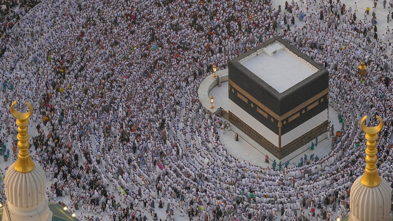 حجاج مسلمون يطوفون حول الكعبة في المسجد الحرام خلال موسم الحج السنوي في مكة، 11 حزيران/يونيو 2024.