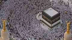 حجاج مسلمون يطوفون حول الكعبة، المبنى المكعب في المسجد الحرام، خلال موسم الحج السنوي في مكة، المملكة العربية السعودية