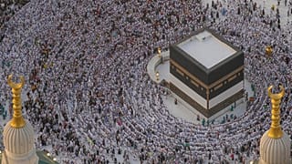 حجاج مسلمون يطوفون حول الكعبة في المسجد الحرام خلال موسم الحج السنوي في مكة، 11 حزيران/يونيو 2024.
