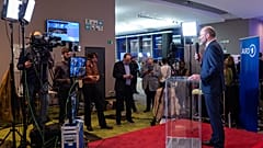 Der Vorsitzende der siegreichen Europäischen Volkspartei Manfred Weber stellt sich am Abend der EU-Wahl am 9. Juni 2024 der Presse.