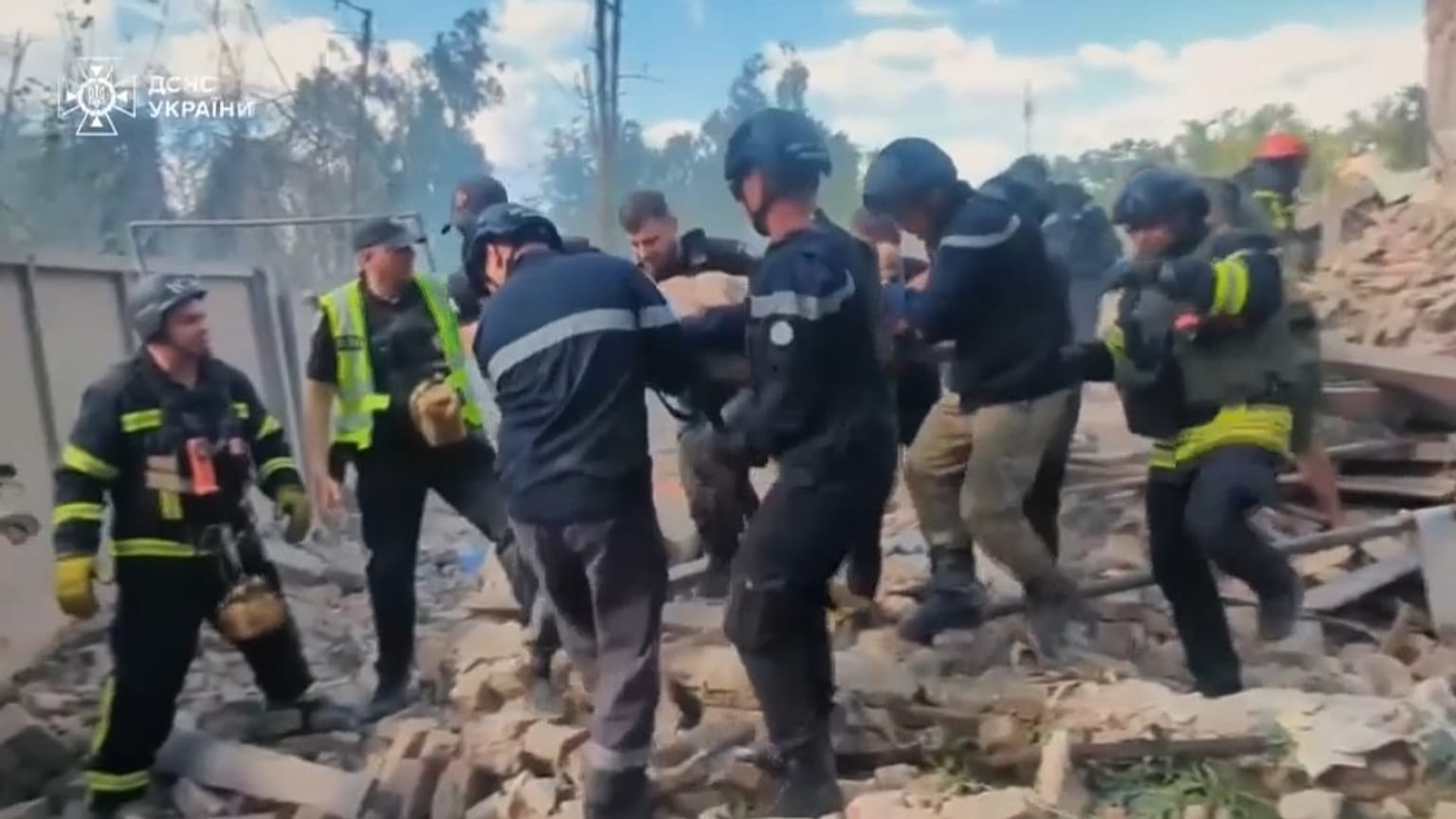 Une personne évacuée après un bombardement à Kryvyi Rih