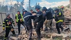 Une personne évacuée après un bombardement à Kryvyi Rih