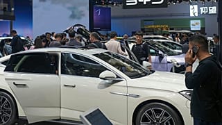 Visitantes no stand da BYD durante o Salão Automóvel da China em Pequim, sexta-feira, 26 de abril de 2024