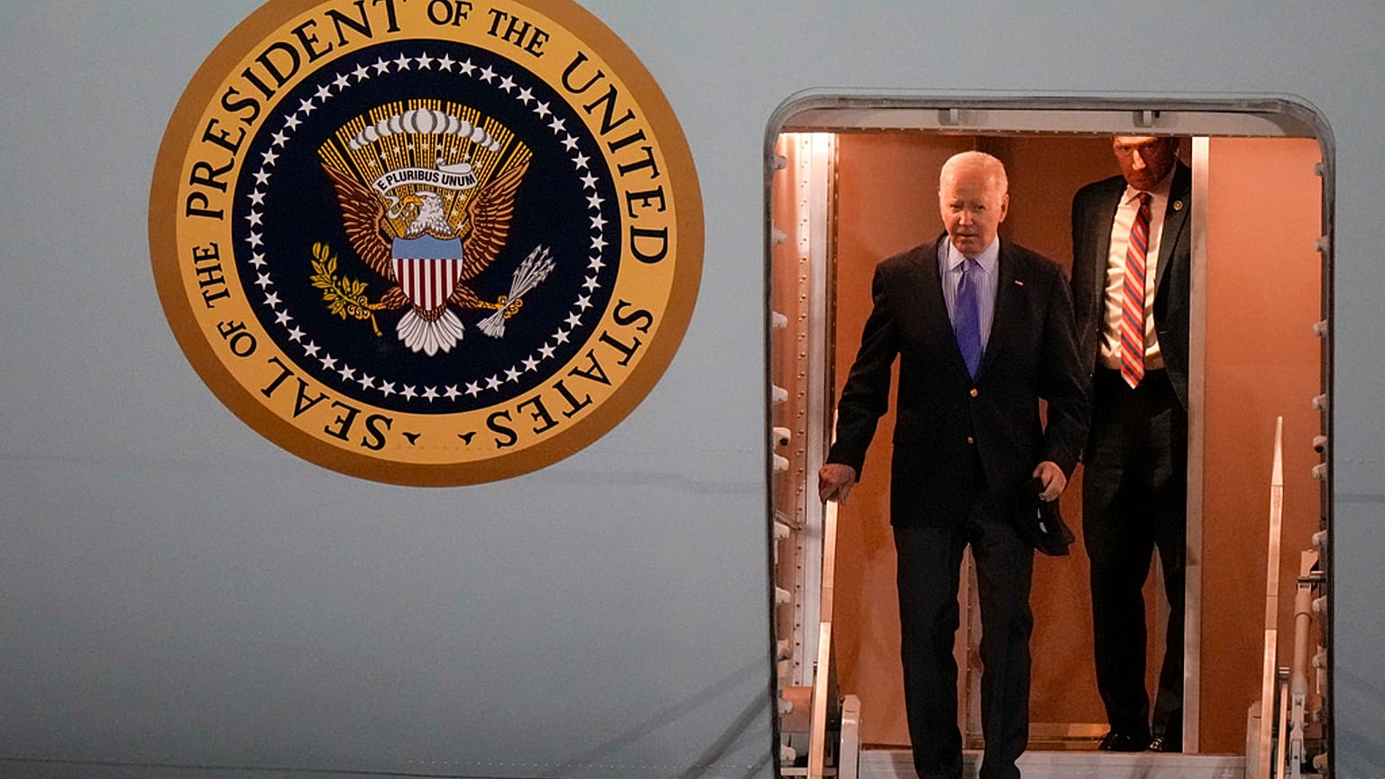 Joe Biden érkezik a Brindisi repülőtérre