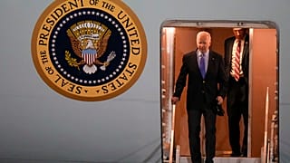 Joe Biden érkezik a Brindisi repülőtérre