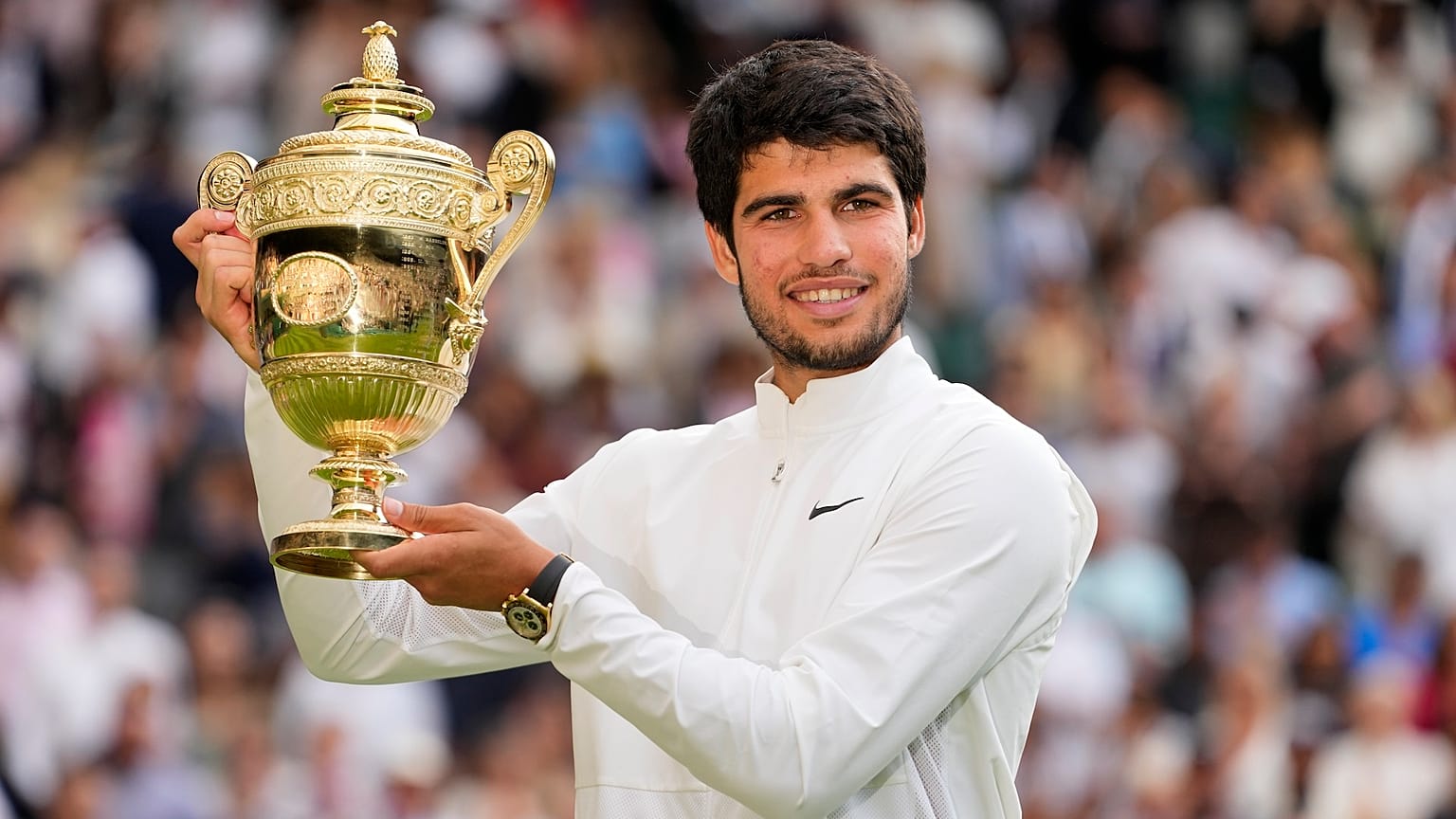 İspanya'dan Carlos Alcaraz, Sırbistan'dan Novak Djokovic'i yenerek tek erkekler finalini kazandıktan sonra kupayla kutlama yapıyor 