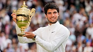 İspanya'dan Carlos Alcaraz, Sırbistan'dan Novak Djokovic'i yenerek tek erkekler finalini kazandıktan sonra kupayla kutlama yapıyor 