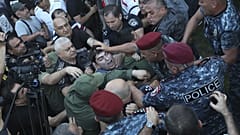 الشرطة تسد الطريق أمام المتظاهرين خلال مسيرة ضد رئيس الوزراء نيكول باشينيان في يريفان، أرمينيا.