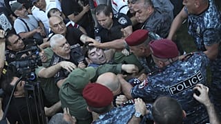 الشرطة تسد الطريق أمام المتظاهرين خلال مسيرة ضد رئيس الوزراء نيكول باشينيان في يريفان، أرمينيا.