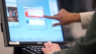  FBI Denetleyici Özel Ajan Stacey Bradley ve Masum Görüntüler Birimi'nden Özel Ajan "Jackie" 4 Mayıs 2006 tarihinde Calverton'da olası çocuk pornografisi suçlularını izliyor.