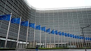 Foto de archivo: Banderas de la Unión Europea ondean al viento frente a la sede de la UE en Bruselas, el viernes 5 de abril de 2024.
