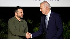 US-Präsident Joe Biden, rechts, schüttelt dem ukrainischen Präsidenten Wolodymyr Zelenskyj auf dem G7-Gipfel in Savelletri, Italien, am Donnerstag, 13. Juni 2024, die Hand. 