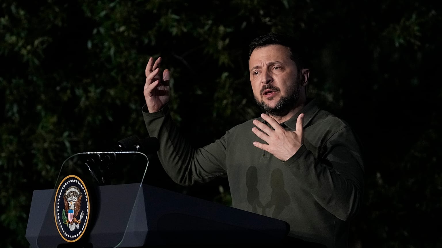 Ukrayna Devlet Başkanı Volodymyr Zelenskyy, G7 zirvesinde Joe Biden ile ikili güvenlik anlaşması imzaladıktan sonra gazetecilere konuşuyor, 13 Haziran 2024