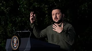 Volodimir Zelenszkij ukrán elnök újságírókkal beszélget, miután aláírta a kétoldalú biztonsági megállapodást Joe Bidennel a G7-csúcson, 2024. június 13-án.
