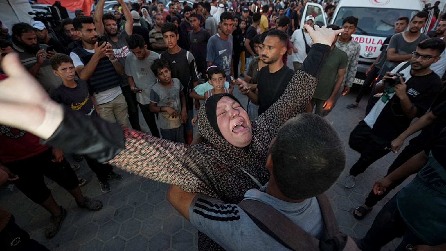 امرأة فلسطينية تنعى أقاربها الذين قُتلوا في القصف الإسرائيلي على قطاع غزة خارج مستشفى في دير البلح، 4 يونيو/حزيران 2024.