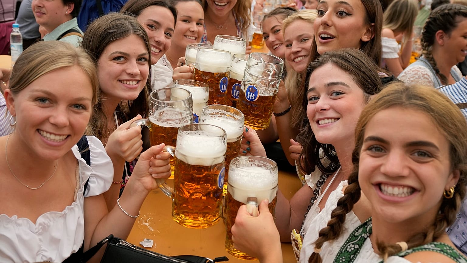 Les visiteurs profitent d'une sortie à l'Oktoberfest