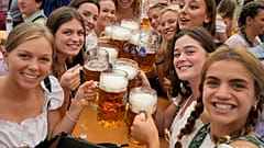 Eğlence düşkünleri Oktoberfest'te gezintinin tadını çıkarıyor