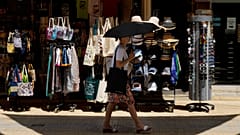Περαστική με μέτρα προστασίας κατά του καύσωνα στο κέντρο της Λευκωσίας