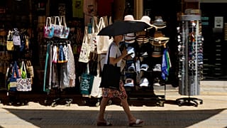 Περαστική με μέτρα προστασίας κατά του καύσωνα στο κέντρο της Λευκωσίας