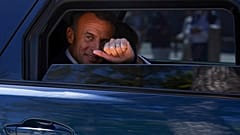 Der französische Präsident Emmanuel Macron nach der Stimmabgabe bei der Europawahl, Sonntag, 9. Juni 2024 in Le Touquet-Paris-Plage, Nordfrankreich. 