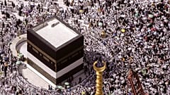 حجاج يطوفون حول الكعبة في مكة، المملكة العربية السعودية.