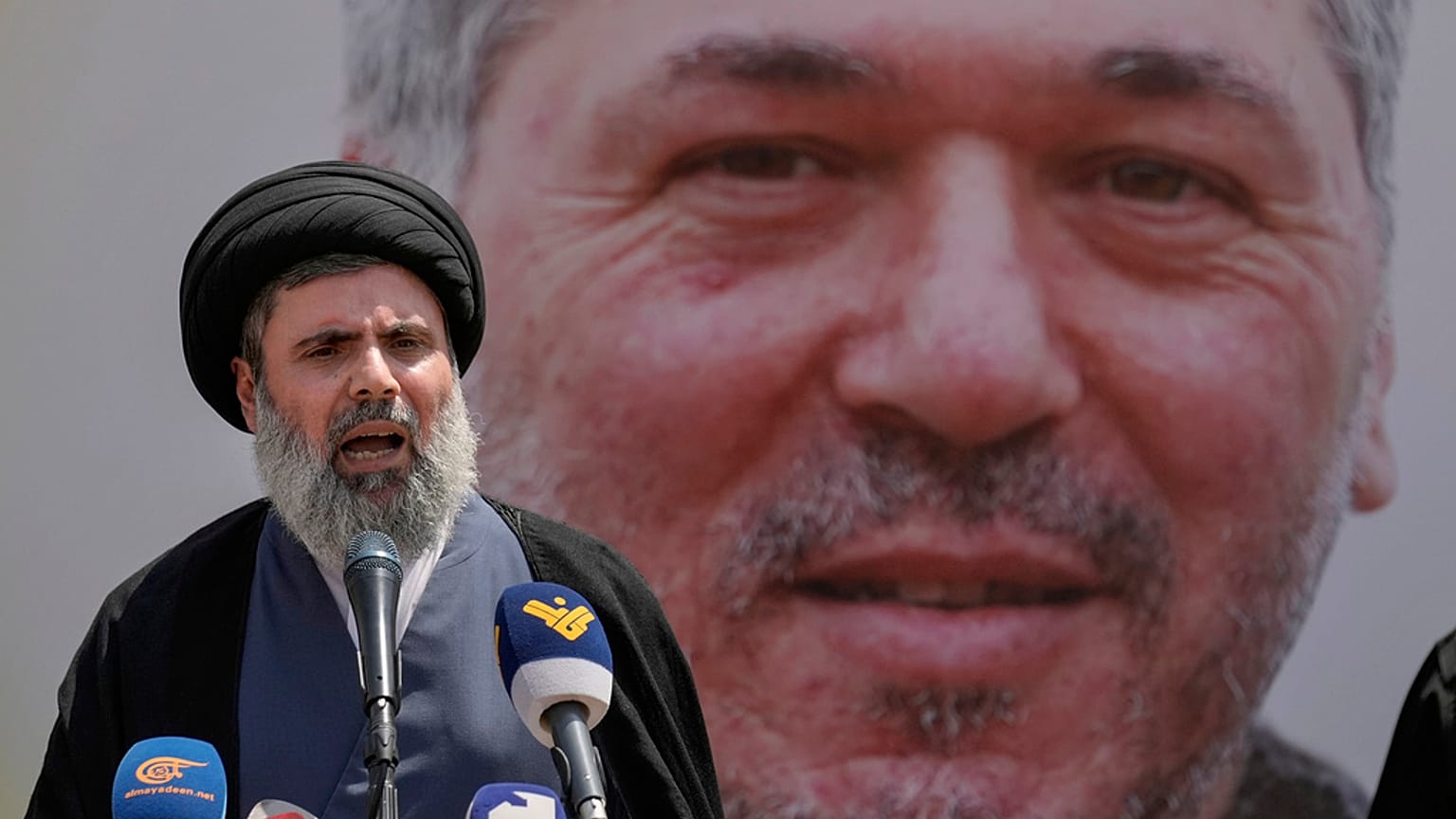 هاشم صفي الدين خلال جنازة القيادي في حزب الله طالب سامي، في بيروت يوم 12 حزيران/ يونيو 2024.