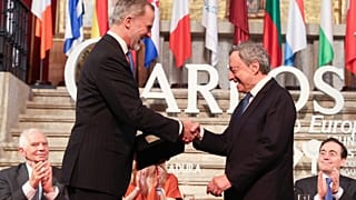 El Rey Felipe VI entrega el premio a Dragui