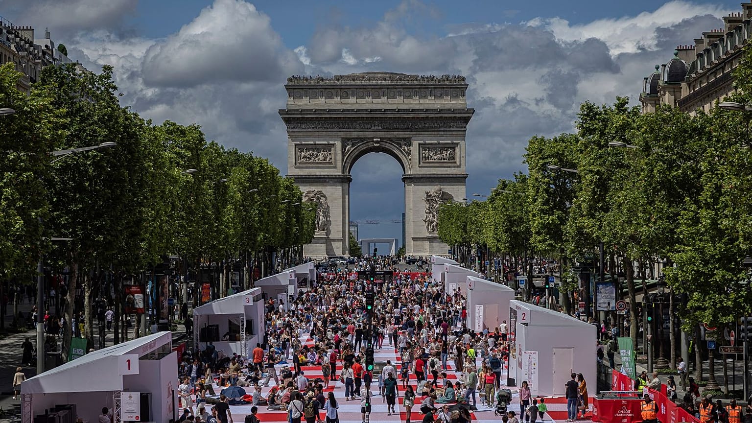 Grands pique-niques et rues sans voitures : Comment Paris aide les cyclistes et les marcheurs à se réapproprier la ville.